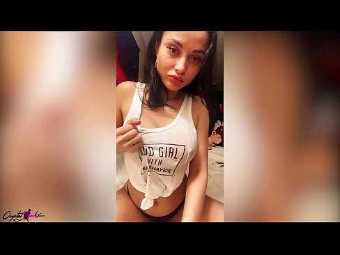 ❤️ אישה ויפה חזה מורידה את הכוס ומחבקת את צידיה הענקיים בחולצת טריקו רטובה ❤️ סרטון סקס ב-iw.pornio.xyz ❌